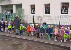 Dzieci w parach stoją na chodniku.