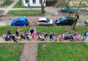 Zdjecia z góry kolorowej parady przedszkolaków na powitanie wiosny