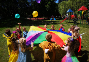Dzieci bawią się chustą animacyjną i balonami