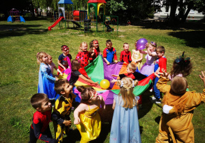 Dzieci bawią się chustą animacyjną i balonami