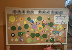 Kropkowy obraz - Efekt współpracy całej społeczności przedszkolnej z okazji Dnia Kropki