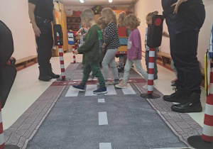 Dzieci ćwiczą prawidłowe przejście przez pasy