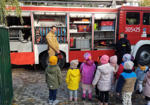 Dzieci uważnie słuchają Pana strażaka.