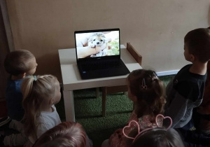 Dzieci oglądają na komputerze ciekawostki o jeżach.