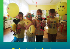 Dzieci pozuja do zdjęcia z rekwizytami do fotobudki oraz balonami.
