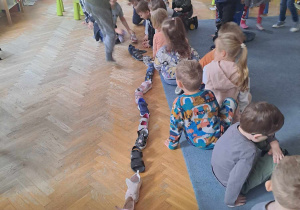 Dzieci układają buty jeden za drugi do wróżby