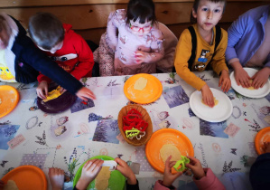 Dzieci robią pierniczki.