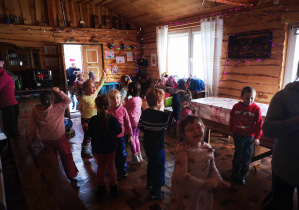 Zabawy taneczne w drewnianej chatce.
