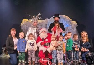 Grupa dzieci pozuje do zdjecia z Mikołajem
