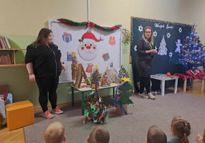 Nauczycielki na tle dekoracji świątecznej prezentują zwycięskie prace w konkursie Eko choinka