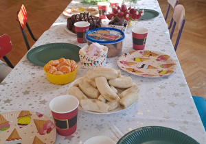 Wigilijny stół ze słodkimi przekąskami i owoacami