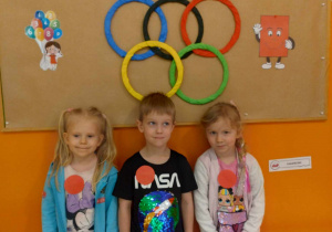 Drużyna z grupy Sowy na tle dekoracji tematycznej Olimpiada Matematyczna