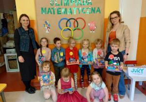 Dzieci z Paniami Dyrektor pozuje do pamiątkowego zdjęcia po zakończeniu Olimpiady Matematycznej