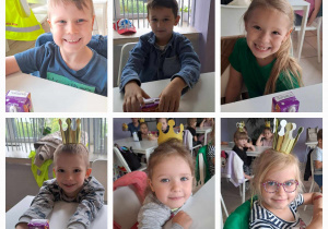 Dzieci w złotych koronach siedzą przy stoliku uśmiechają się do zdjęć