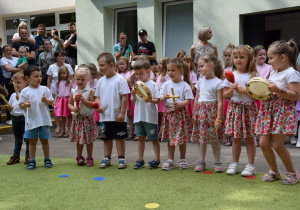 Dzieci z grupy 2 śpiewają piosenkę dla rodziców i grają na instrumentach