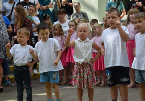 Dzieci z gr 2 tańczą do piosenki