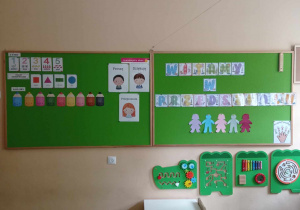 Sala przedszkolna grypy dzieci 3 i 4 letnich - tablica z dekoracjami, dywan, mały stolik