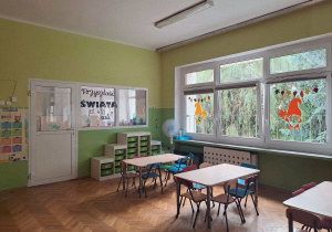 Sala przedszkolna grypy dzieci 5 letnich - krzesła, okna z dekoracjami, szafki