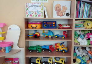 Sala przedszkolna grypy dzieci 3 i 4 letnich - szafki z zabawkami, biblioteczka z książkami