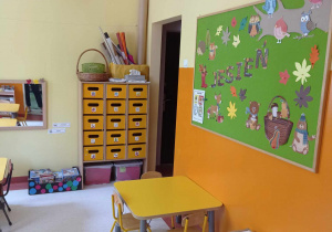 Sala przedszkolna grypy dzieci 3 i 4 letnich - stolik i krzesła, tablica z dekoracją jesienną, szafki