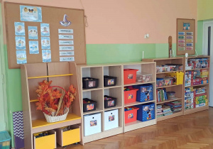 Sala przedszkolna grypy dzieci 5 letnich - szafki z zabawkami, tablice korkowe z dekoracjami