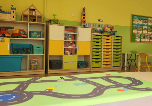 Sala przedszkolna grypy dzieci 6 letnich - kolorowe szafy, zabawki, plansze dydaktyczne,