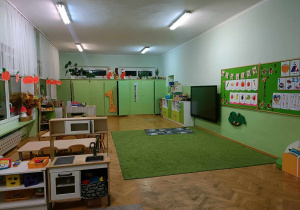 Sala przedszkolna. Tablica multimedialna oraz kącik nauczyciela.