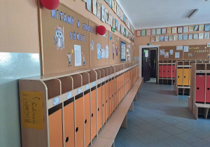 Szatnia przedszkola - kolorowe szafki, dyplomy i certyfikaty, tablice korkowe z dekoracjami